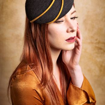 Chapeau  Béret Chic en Feutre  noir et deco jaune femme