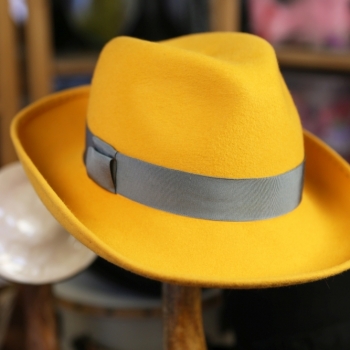Chapeau  Fedora Feutre Poil de lapin Jaune ruban gris