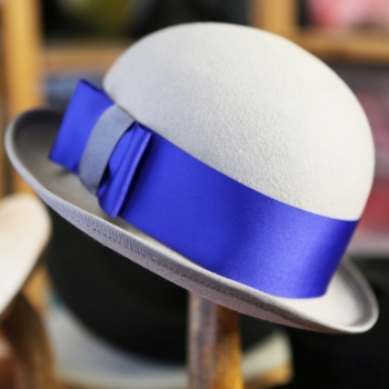 Chapeau Melon  Feutre Mérinos Gris ruban bleu royal