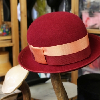 Chapeau  Melon Feutre Mérinos Bordeau ruban orange