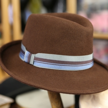 Chapeau Homburg Feutre Mérinos marron bandeau rayures