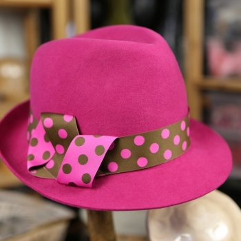 Chapeau Fédora Feutre  Mérinos Fucshia ruban à pois marron