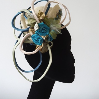 Coiffe cocktail style Pill-Box  Sisal beige, fleurs bleues vertes Sylvia Martinez Couture Hats