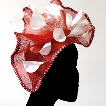 Coiffe cocktail Sisal  rouge Pétales Blanches Sylvia Martinez Couture Hats