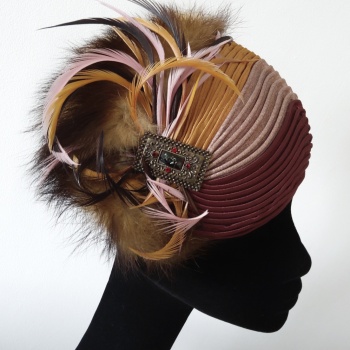 Coiffe Cocktail ruban 3 couleur, plumes, broche ancien, plumes, fourrure, Sylvia Martinez Couture Hats