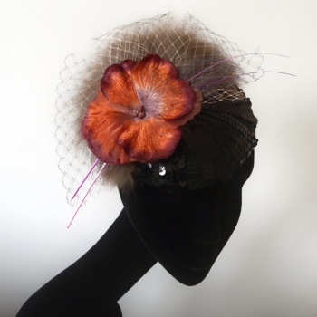 Coiffe Cocktail sisal noir paillettes, fleur velours orange, voilette, plumes, fourrure, Sylvia Martinez Couture Hats