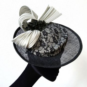 Chapeau Cocktail en sisal noir, buntal bleuté, fleurs ortensia noir Sylvia Martinez Couture Hats