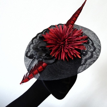 Chapeau cocktail plateau Sisal noir dentelle fleur plume rouge  Sylvia Martinez Couture Hats