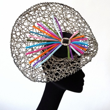 chapeau cocktail en plateau paille noir multicouleurs  Sylvia Martinez Couture Hats