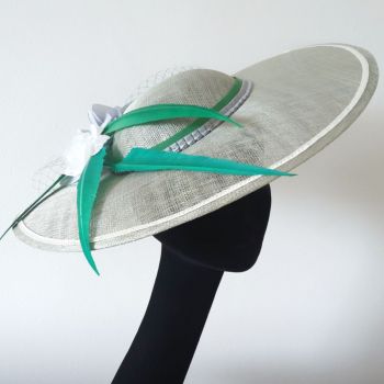 Chapeau Capeline Sisal gris claire Plumes vertes fleurs blanches Sylvia Martinez Couture Hats