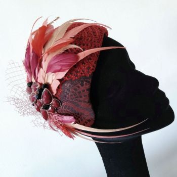 Chapeaux Cocktail Style vintage Rouge Plumes Broche ancien
