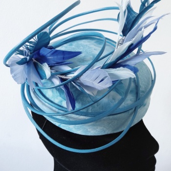 Chapeaux Cocktail Pill Box Plumes et Ruban nuances de Bleu