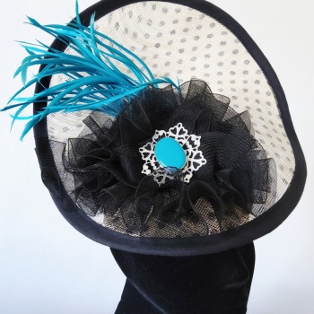 Chapeau cocktail plateau sisal beige à pois noir Crin noir Perle et plumes Turquoise Sylvia Martinez Couture Hats