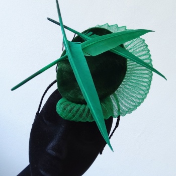 Chapeau cocktail Percher velours vert, crin frisé, plumes, Sylvia Martinez Couture Hats