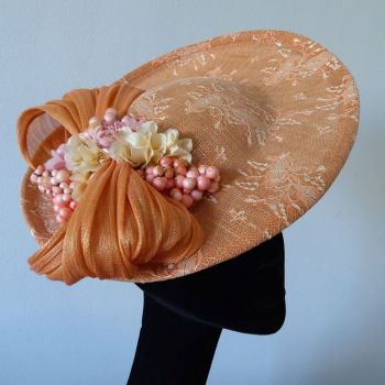 Chapeau cocktail Sisal  et dentelle orange, noeud de buntal orange fleurs roses et beige  Sylvia Martinez Couture Hats