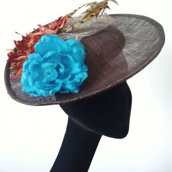 Chapeau Sisal Marron Tulle Fleurs Turquoise et terre, Plume,  Sylvia Martinez Couture Hats