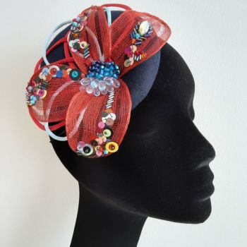 Chapeaux Cocktail Bibi feutre bleu marine Maille Rouge brodé main perles et paillettes bleu rouge