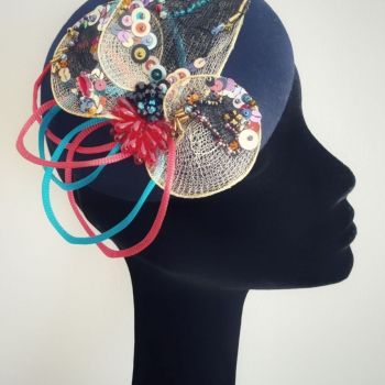 Chapeaux Cocktail Bibi feutre bleu marine Maille doré brodé main perles et paillette bleu et rouge