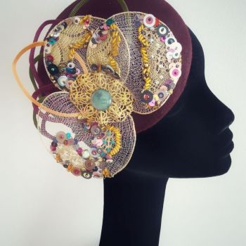 Chapeaux Cocktail Bibi feutre bordeau Maille doré brodé main perles et paillettes