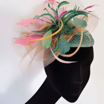 Coiffe cocktail Sisal verte Crin Nude Plumes vertes Rose Moutarde Sylvia Martinez Couture Hats