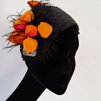 Chapeaux Cocktail Paillette noir Fleurs Orange broche vintage