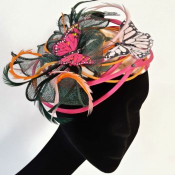 Coiffe cocktail style vintage en soie, Sisal vert,  Plumes, ruban rose, papillon, Sylvia Martinez Couture Hats