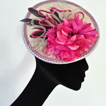 Coiffe cocktail plateau gris argenté Fleur rose fuchsia Plumes Sylvia Martinez Couture Hats