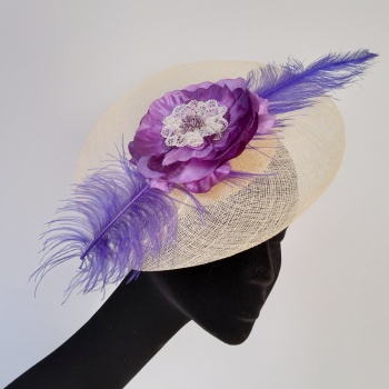 Coiffe cocktail plateau Sisal Ivoire, Plume violette, dentelle et fleur  violette Sylvia Martinez Couture Hats