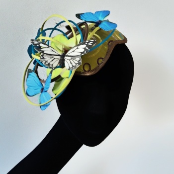 Coiffe cocktail style vintage en soie vert anis, ruban vert, marron, bleu, papillons, Sylvia Martinez Couture Hats