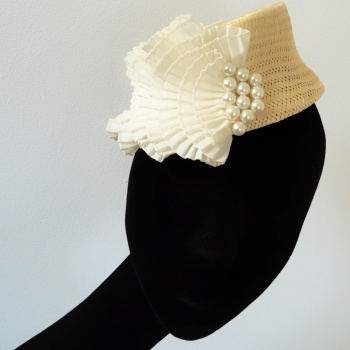 Petit chapeau Pill Box Parasisal beige Ivoire Ruban frisée perles Sylvia Martinez Couture Hats