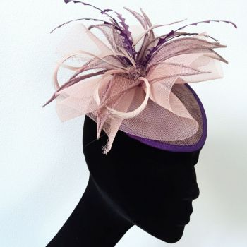 Coiffe cocktail Sisal Violet, Crin rose pale, plumes Sylvia Martinez Couture Hats
