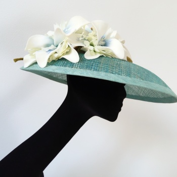Chapeau capeline en Sisal Ivoire et bleu grosse fleurs blanches Sylvia martinez Couture Hats