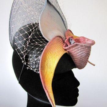Coiffe cocktail paille ancienne noir, crin noir, voilette, orchidée parasisal rose et bleu peint main,  pierre améthyste,Sylvia Martinez Couture Hats
