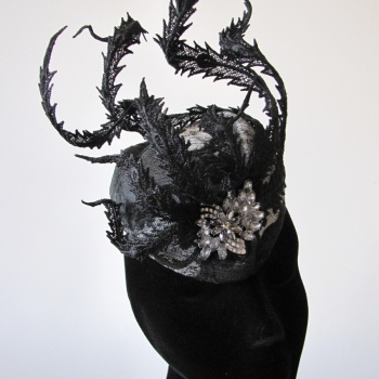 Chapeaux Cocktail Noir Guipure et broche ancien