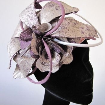 Coiffe Cocktail paille gris perle, Fleur tissu argente et violet, Sylvia Martinez Couture Hats
