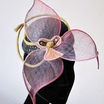 Coiffe cocktail paille ancienne noir, fleur orchidée sisal rose Sylvia Martinez Couture Hats