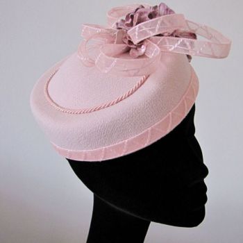 Chapeaux Cocktail Pill Box Rose pale  fleurs velours
