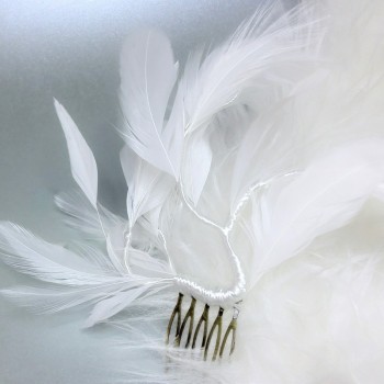 Bijoux de tête mariage arrangement petites plumes blanches